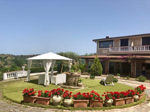 Property building, Patio, Facade/entrance, Bird's eye view, Garden, Floor plan, City view, Garden view, Landmark view, Mountain view, Sea view