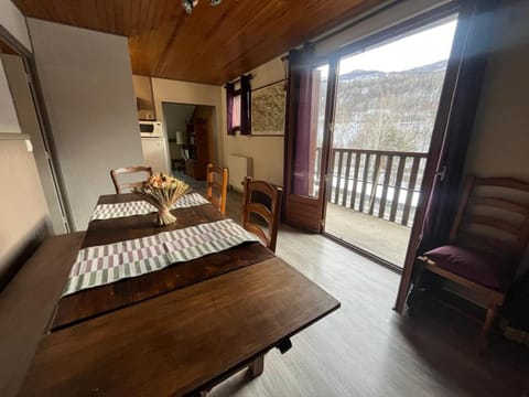 Balcony/Terrace, Dining area, Mountain view