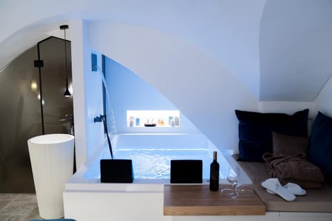 Hot Tub, Hot Tub, Drinks, Alcoholic drinks, Bath, towels
