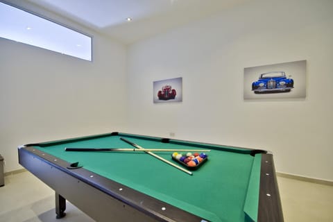 Billiard, Game Room
