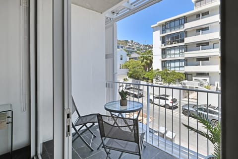 Modern Living Mountain&ocean View 100m To Beach Apartment in Sea Point