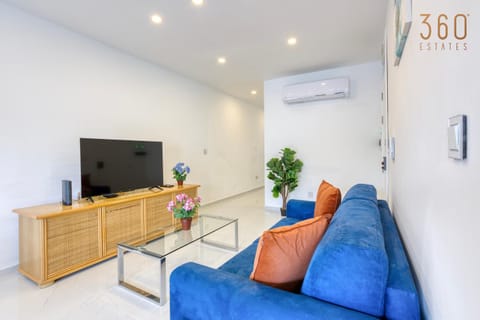 Communal lounge/ TV room, TV and multimedia, Living room, Seating area, Evening entertainment, air conditioner