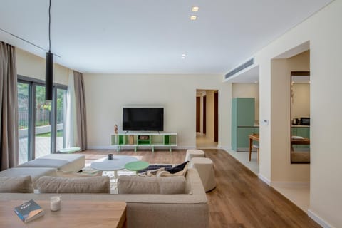 Patio, TV and multimedia, Living room, Photo of the whole room, Seating area