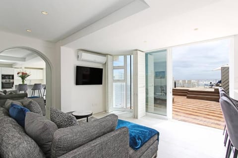 Modern & Luxurious Seaside Apartment Apartment in Cape Town