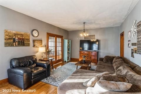 Bright 4BR Bungalow Sleep 12 near Des Moines & i80 House in Iowa