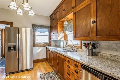 Bright 4BR Bungalow Sleep 12 near Des Moines & i80 House in Iowa