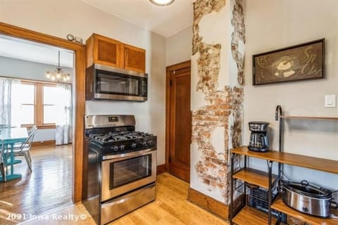 Bright 4BR Bungalow Sleep 12 near Des Moines & i80 House in Iowa