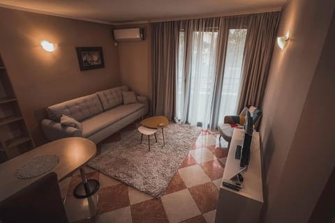 Bed, TV and multimedia, Photo of the whole room, Seating area, air conditioner
