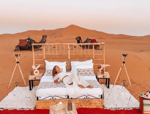 Bed, People, Natural landscape, Photo of the whole room, Bedroom, Mountain view, group of guests, towels