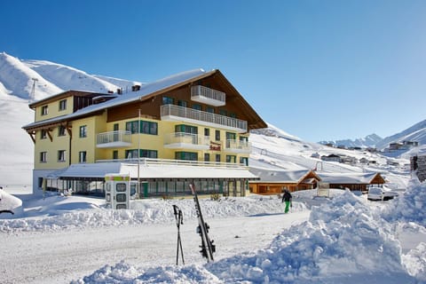 Facade/entrance, Day, Winter, Mountain view