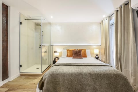 Shower, Bed, Photo of the whole room, Bedroom, wardrobe