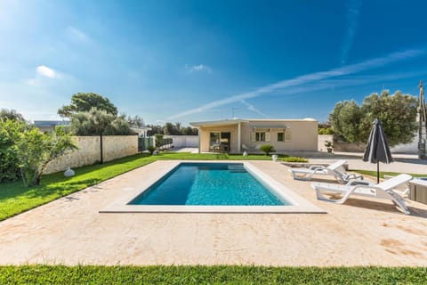 Property building, Garden, Swimming pool