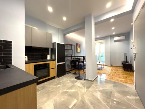 Osiris Hideaway Inn, Kerameikos, Athens, Industrial 2-br apt, balconies & Netflix Apartment in Athens
