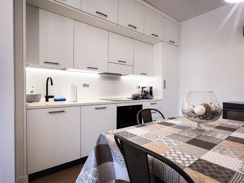 Living room, Food and drinks, Dining area, Food, Lunch, kitchen