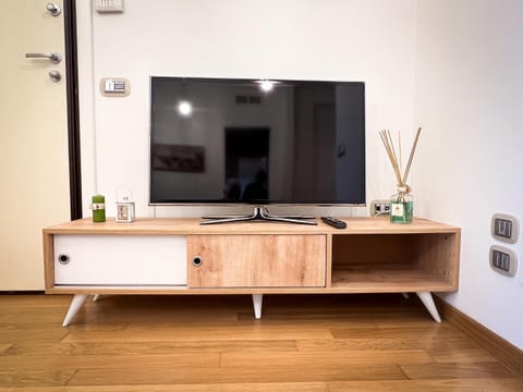 Communal lounge/ TV room, TV and multimedia, Living room, Seating area, Evening entertainment