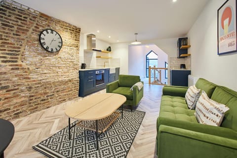 TV and multimedia, Kitchen or kitchenette, Living room, Seating area
