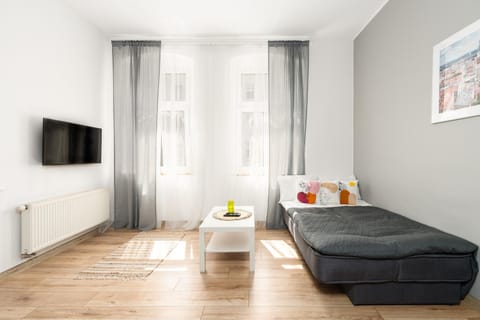 Bed, TV and multimedia, Living room, Photo of the whole room, Seating area, Evening entertainment, Bedroom