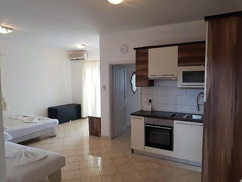 Bed, Kitchen or kitchenette, Living room, Photo of the whole room, Seating area, Dining area, stove, air conditioner
