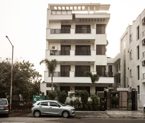Property building, Facade/entrance, Day, Neighbourhood, Street view, Location, Parking