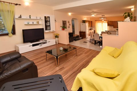 Communal lounge/ TV room, TV and multimedia, Living room, Seating area, Evening entertainment