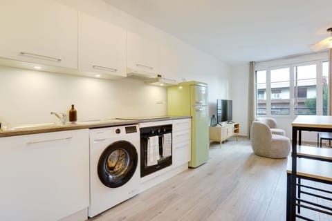 Coffee/tea facilities, dishwasher, washing machine, kitchen