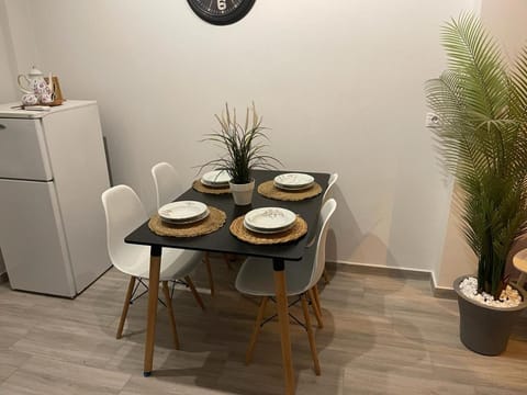 Kitchen or kitchenette, Food and drinks, Dining area, Food