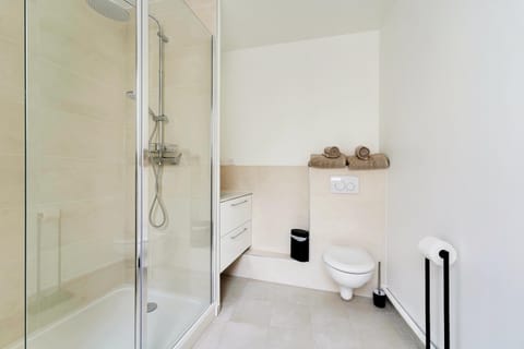 Shower, Toilet, Bathroom, towels