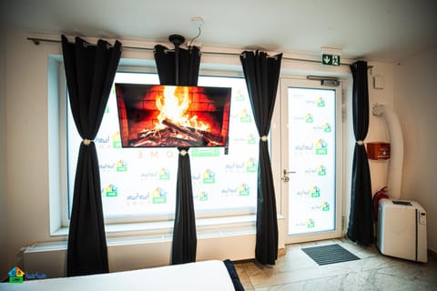 Communal lounge/ TV room, Bed, TV and multimedia, Evening entertainment, Bedroom