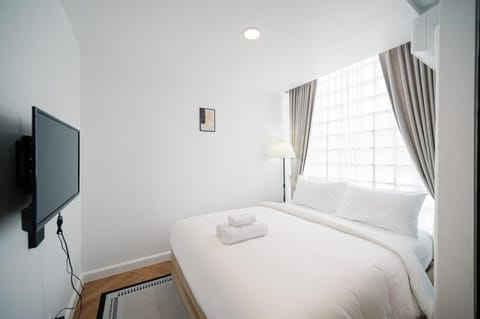 Bed, TV and multimedia, Photo of the whole room, Bedroom, towels