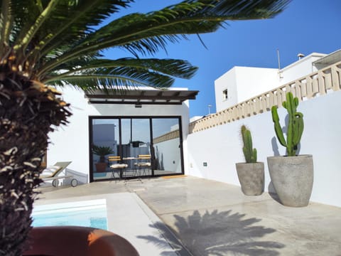 Balcony/Terrace, Pool view, Swimming pool, sunbed