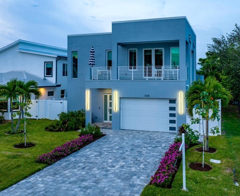 Wind and Waves House in Naples Park