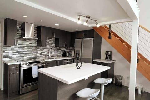Kitchen or kitchenette, Dining area, dishwasher, stove