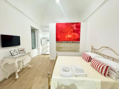 Bed, Photo of the whole room, towels