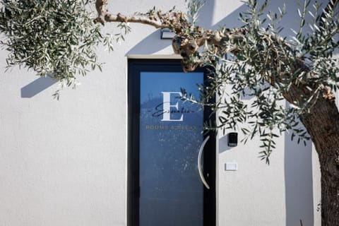 Facade/entrance, Internal: Not applicable to any particular room