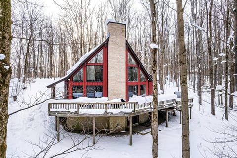 Private Hideaway with Hot Tub - Stylish & Serene Chalet in Cattaraugus