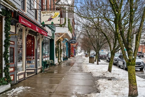 Private Hideaway with Hot Tub - Stylish & Serene Chalet in Cattaraugus