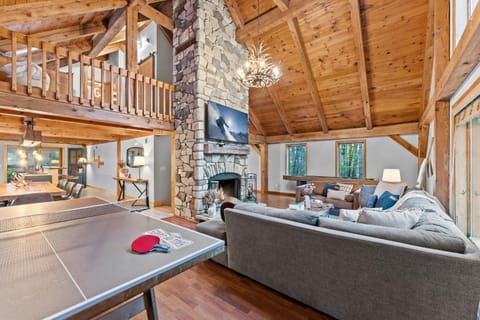 Beautiful chalet on 5 acres - 2 min to Village! Hot-Tub, Sauna, Fire Pit! Chalet in Cattaraugus