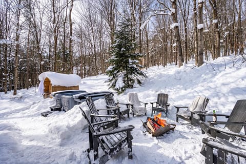 Beautiful chalet on 5 acres - 2 min to Village! Hot-Tub, Sauna, Fire Pit! Chalet in Cattaraugus