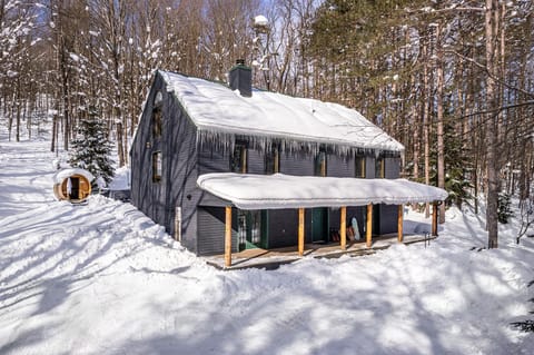 Beautiful chalet on 5 acres - 2 min to Village! Hot-Tub, Sauna, Fire Pit! Chalet in Cattaraugus