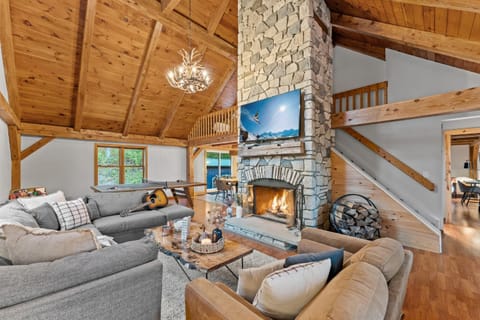 Beautiful chalet on 5 acres - 2 min to Village! Hot-Tub, Sauna, Fire Pit! Chalet in Cattaraugus