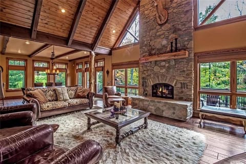 Luxurious Chalet! Hot-tub, Bonfire & Ideal Location for Skiing & Town House in Cattaraugus