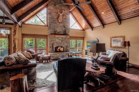 Luxurious Chalet! Hot-tub, Bonfire & Ideal Location for Skiing & Town House in Cattaraugus