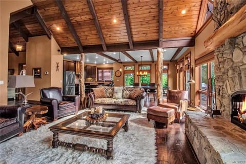 Luxurious Chalet! Hot-tub, Bonfire & Ideal Location for Skiing & Town House in Cattaraugus