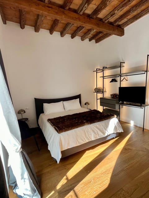 Bed, TV and multimedia, Photo of the whole room, Bedroom