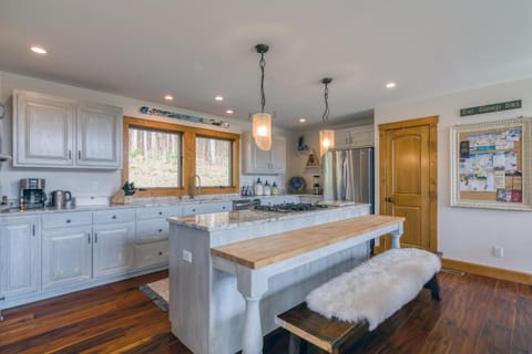 New & Stunning Chalet! Reno'd, Hot-Tub, Barrel Sauna, Slope Views, Fire Pit Chalet in Cattaraugus