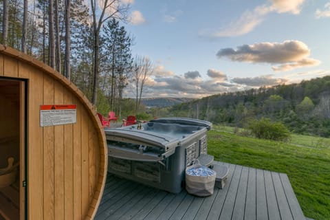 New & Stunning Chalet! Reno'd, Hot-Tub, Barrel Sauna, Slope Views, Fire Pit Chalet in Cattaraugus