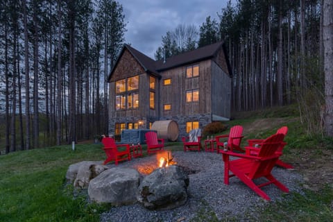 New & Stunning Chalet! Reno'd, Hot-Tub, Barrel Sauna, Slope Views, Fire Pit Chalet in Cattaraugus