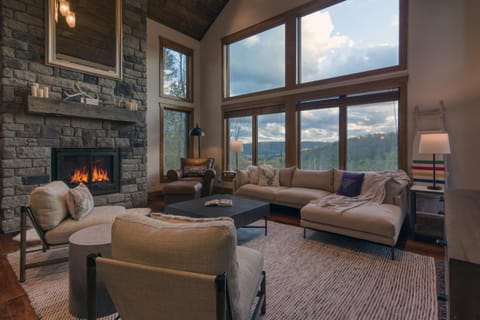 New & Stunning Chalet! Reno'd, Hot-Tub, Barrel Sauna, Slope Views, Fire Pit Chalet in Cattaraugus