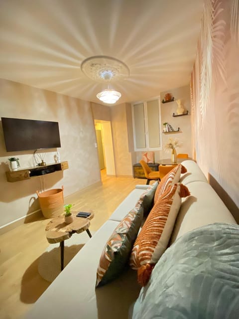 Communal lounge/ TV room, Bed, TV and multimedia, Living room, Photo of the whole room, Seating area, Bedroom
