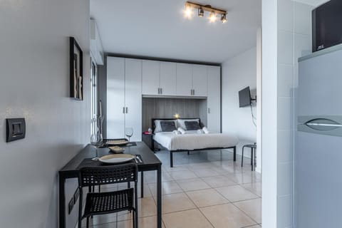 Bed, TV and multimedia, Dining area, Bedroom